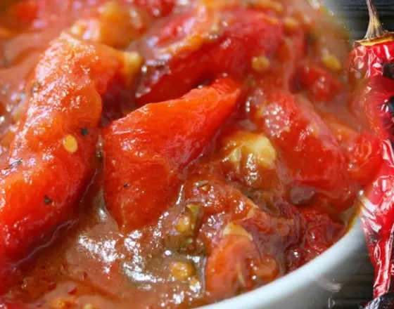 Ardei copți cu roșii și usturoi