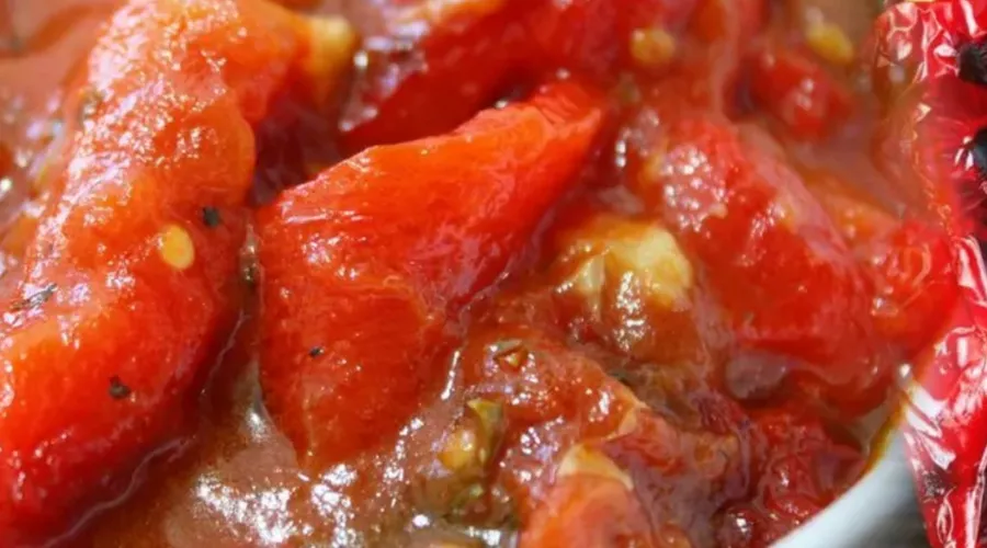 Ardei copți cu roșii și usturoi